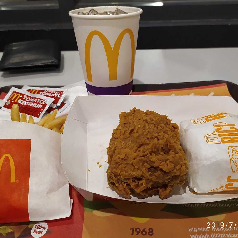 Kuliner Mc Donalds Pahlawan Revolusi